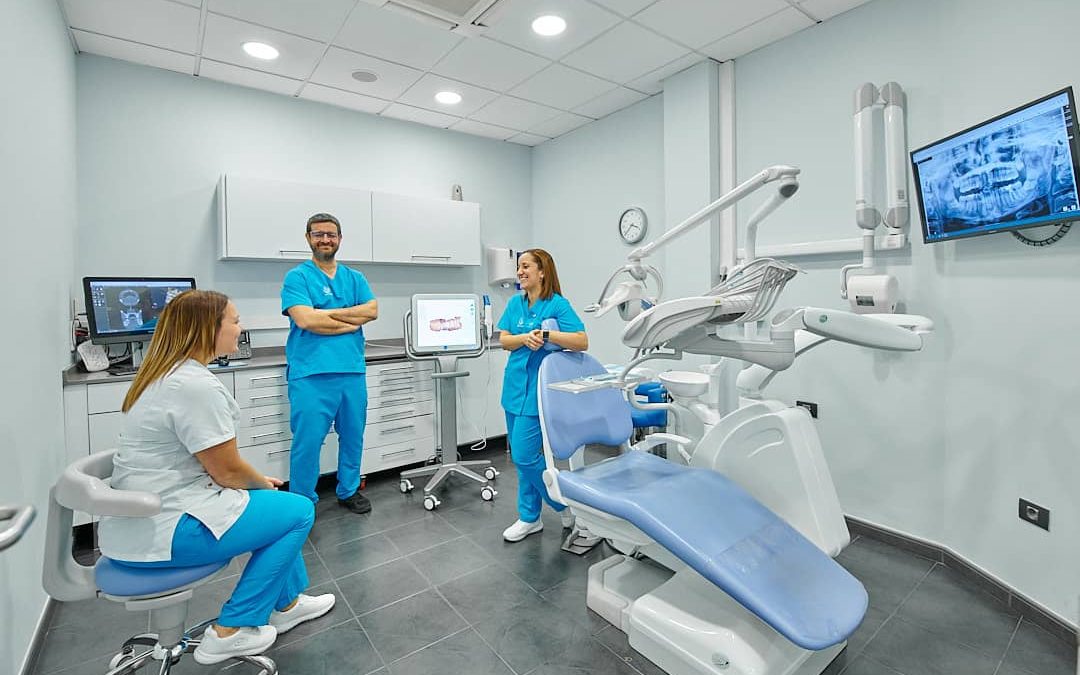 equipo-clinica-dental-sjd-dentistas-tenerife-reunidos.jpeg