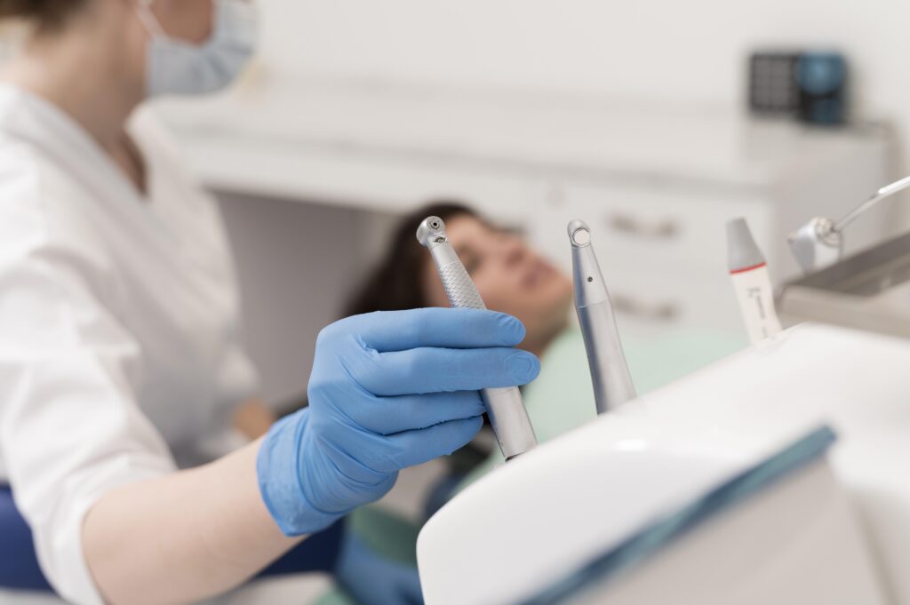 clinicas dentales tenerife - cogiendo herramienta
